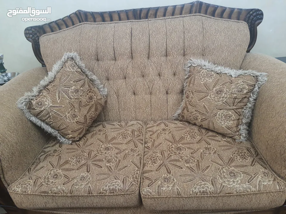 كنب خشب ثقيل بحالة ممتازه جدا
