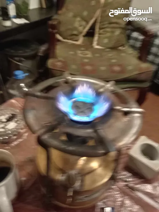 ثلاجه وفرن غاز بحاله ممتازه بسعر مغري بداعي السفر