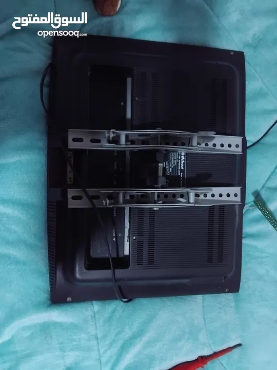 شاشة BenQ شغاله ميه بليه للبيع 30 دينار مع وصلة hd  وشاشه ثانيه نوعها Nihon كانت شغاله وطفت فجأه بتت