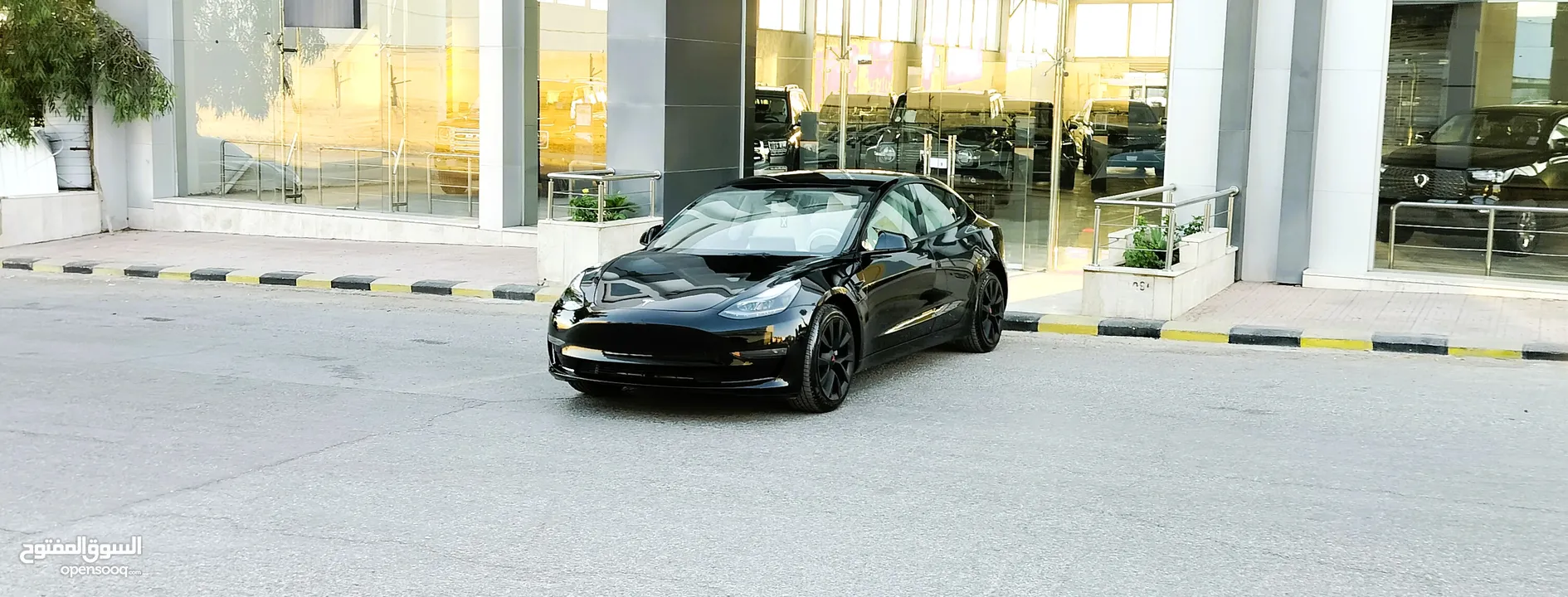 تيسلا 2023 model 3 فحص كامل اوتوسكور لون اسود ملوكي داخلي ابيض بحالة الوكالة بسعر لقطة ومحروووق