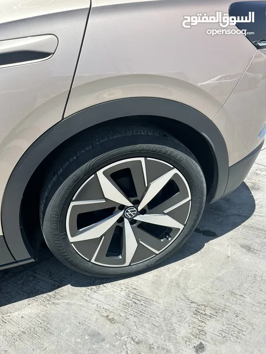 للبيع فولكس فاجن اي دي فور بيور بلص موديل 2021 لون ذهبي  VW ID4 crozz pure+ 2021 Gold color