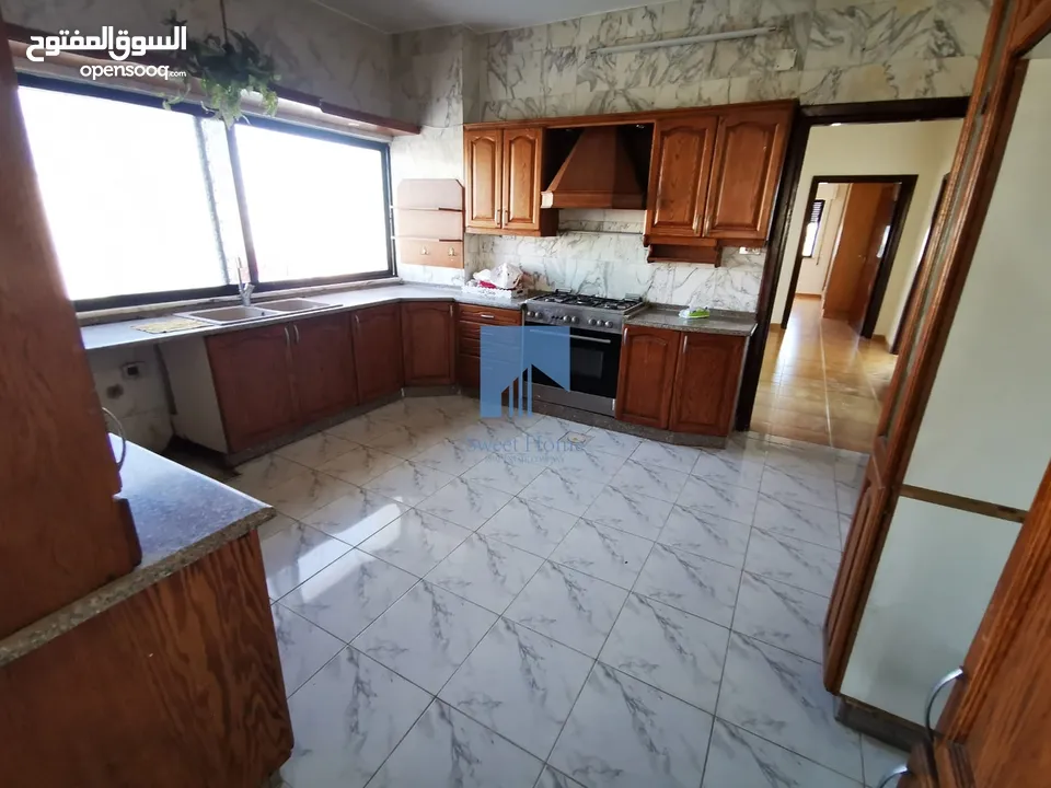 شقة طابقية فاخرة للبيع بأجمل مناطق الصويفية - خلف المدارس الأمريكية طابق ثالث 350م بسعر مغري