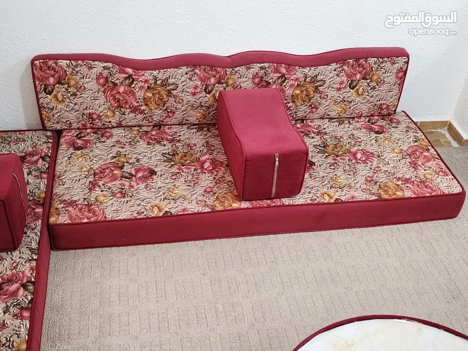 مكونه من أربع فرشات واربع مساندواربع ركيات