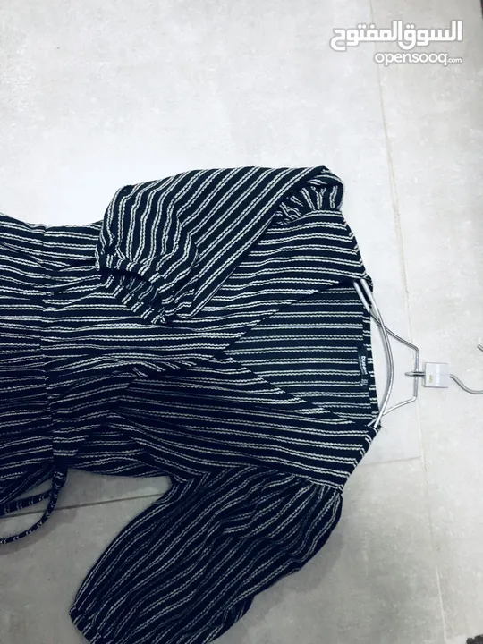 جمبسوت نسائي باللون الاسود بخطوط سكنيه فاتح يلبس مقاس S و مقاس M