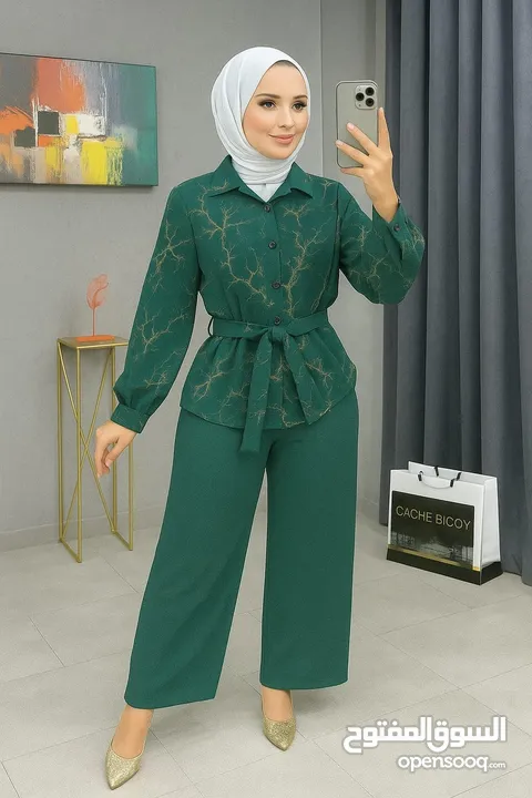 قميص سادة مدهّب  مع حزام يكمّل الجمال  وبنطلون أنيق... والذوق مثالي  طقم ستاتي من خامة سي واي ا