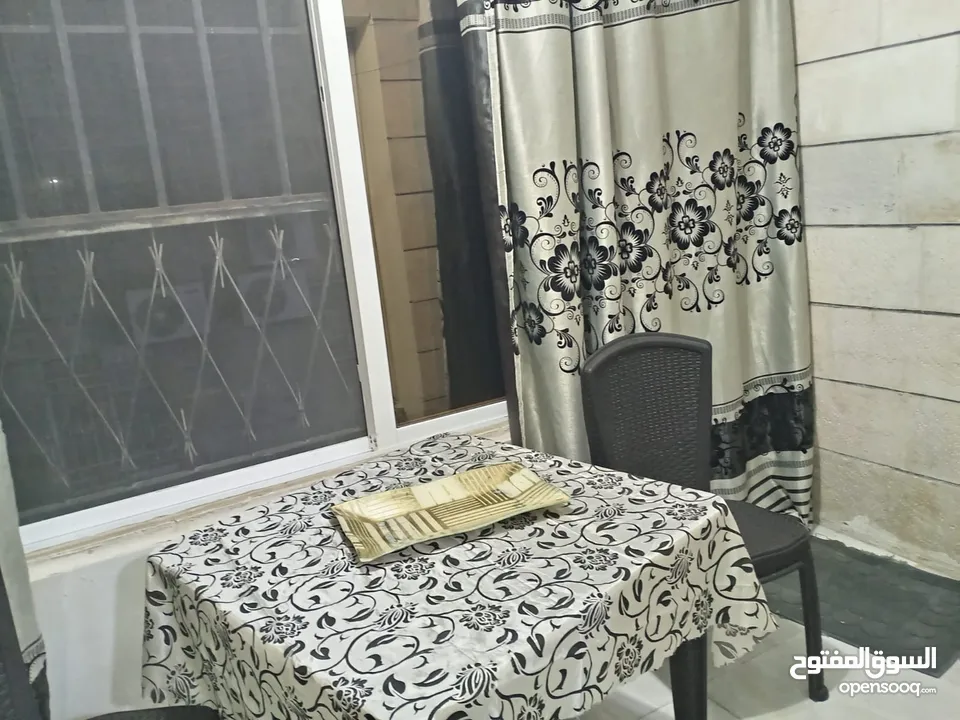 شقة للبيع خلف دوار القبة اربد موقع هادىء ومميز 3 غرف وبلكونه ومطبخ وحمامين وصالون تصلح كسكن واستثمار