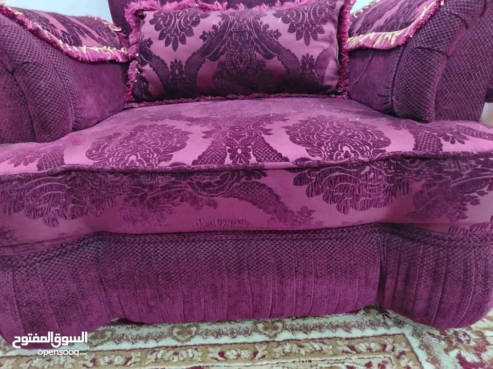 طقم كنب 9 مقاعد بحالة ممتازة لون خمري