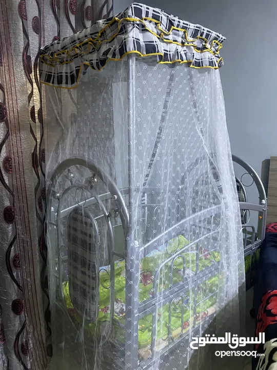 تخت أطفال من عمر حديث الولادة إلى عمر خمس سنين