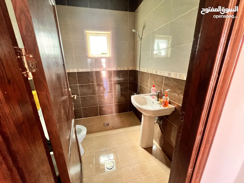 قطعة أرض وبيتين  ومزرعه جاهز للسكن