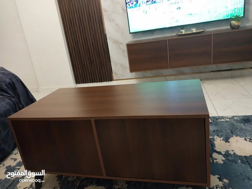اثاث غرفة جلوس ،،طاولة وسط مع خزانة تلفاز معلقة للبيع