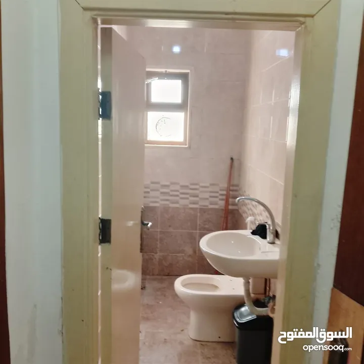 شقة مفروشة للايجار في شارع الجامعةفرش جديد لتعامل مع المالك مباشرة وباريحية وحي مخدوم