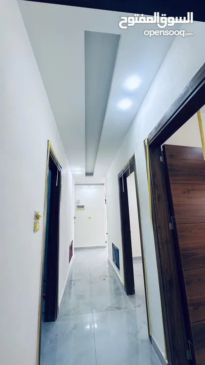 طابق شبه ارضي مطلة و مشمسة و مهوية بأرقى مناطق حي الياسمين المطله على كوريدور عبدون بسعر ناري جدآ