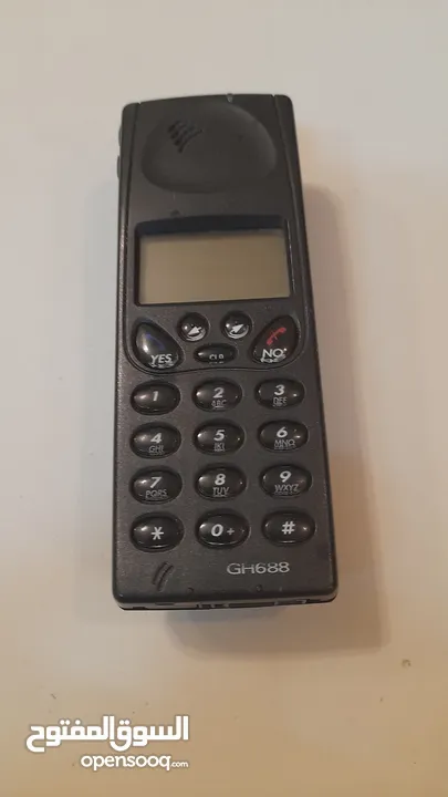جهازين تلفون واحد قرص انكليزى والجهاز الاخر إريكسون موديل gh688