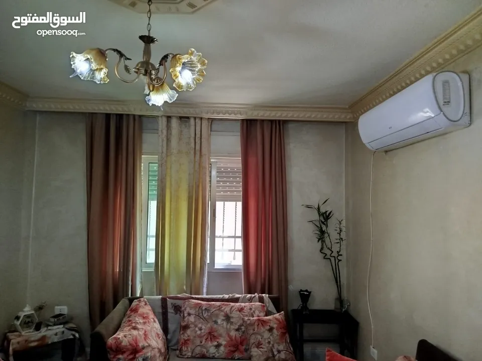 شقة للبيع في ماركا الجنوبية نادي السباق شيك المطار 3 غرف ومطبخ خشب بلوط وصالون و2 حمام وحماية راكبه