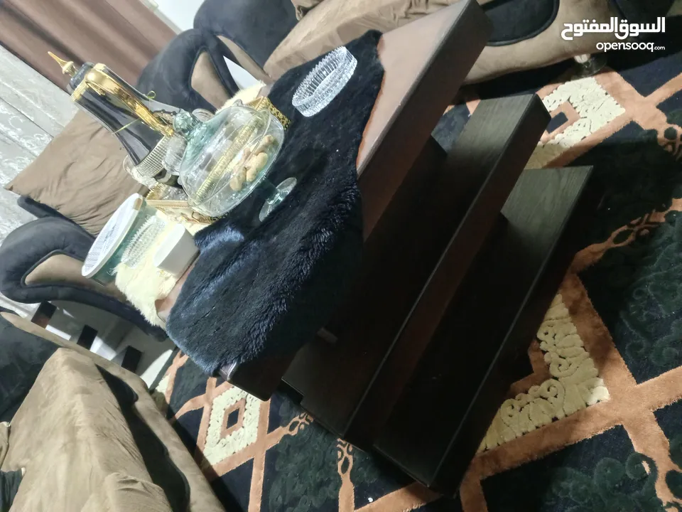 طقم كنب مع طاولات