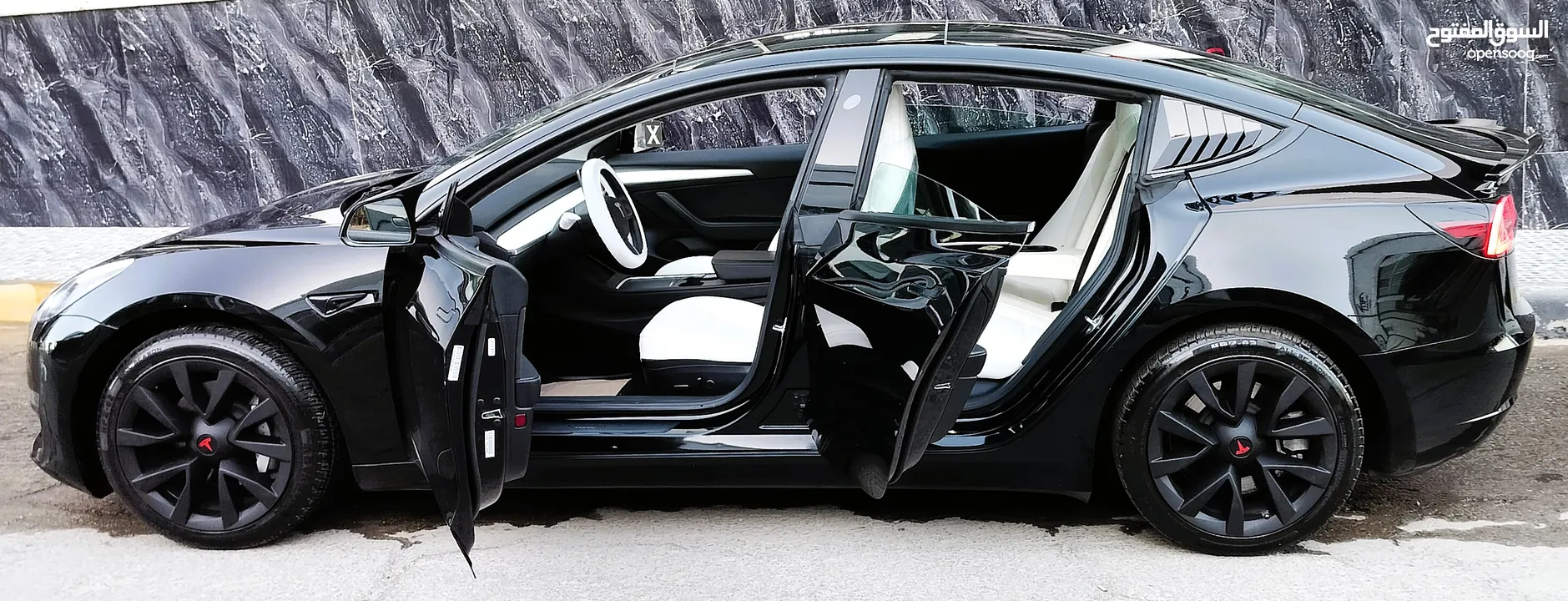 تيسلا 2023 model 3 فحص كامل اوتوسكور لون اسود ملوكي داخلي ابيض بحالة الوكالة للبيع بسعر لقطة ومحرووق