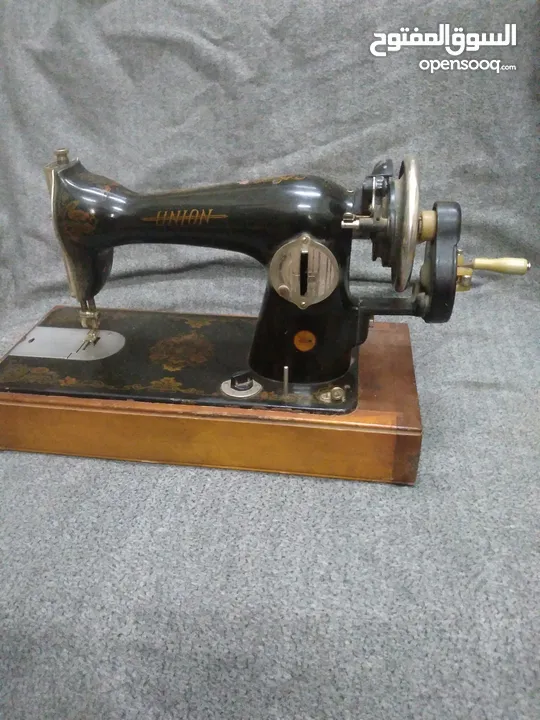 مكينة خياطة يدوية قديمة
