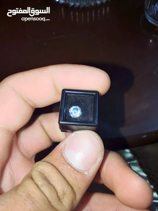 حجر موزنايت مع شهاده مختبر مختومه