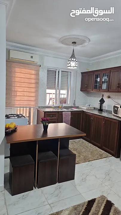 شقه مفروشه ديلوكس كاملة الخدمات للايجار الشهري او السنوي في عمارة سكنيه مخدومة يوجد حارس للعمارة