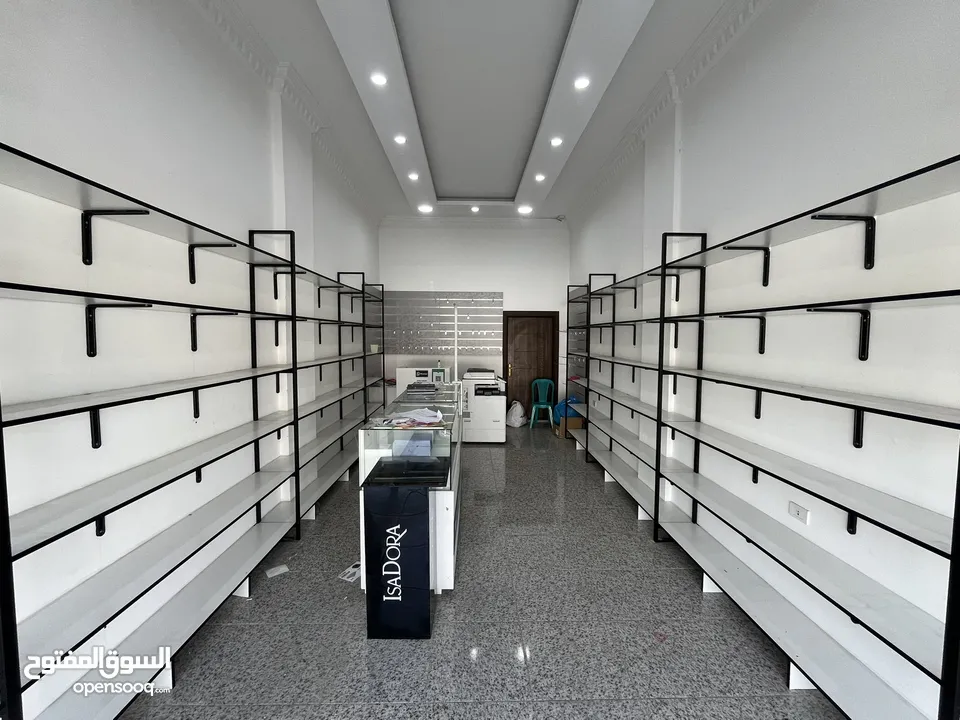 ديكور كامل ارفف و ألواح تعليق وبترينات بحالة ممتازة