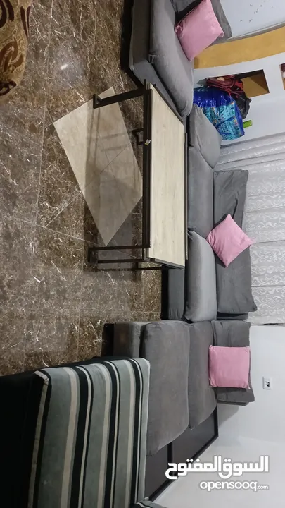 طقم كنب للبيع بسعر مغري محشي ريش واسفنج سهل الفك وسهل الغسيل لانه كل قطعة لحال