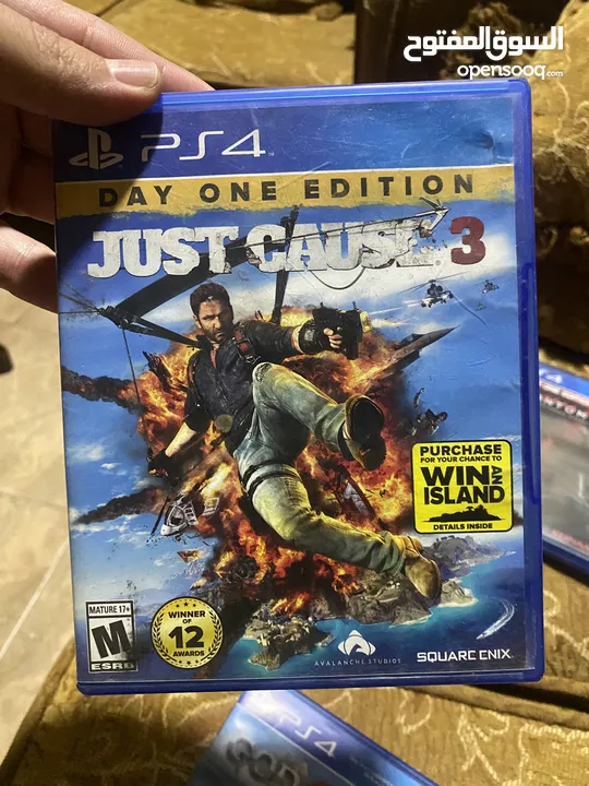 مع 8 سيديات وثلث ايدين وجميع ملحقاتهPs4