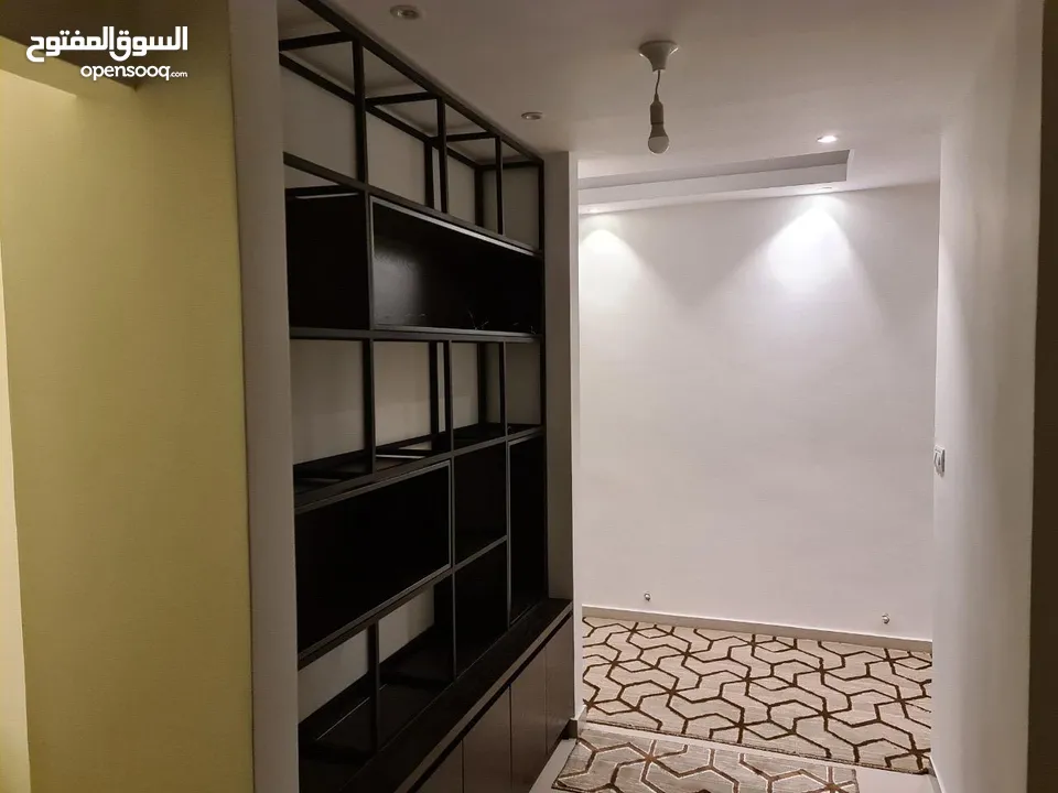 شقة مفروشة بمنطقة المصايف قريب مدرسة الاوائل ثلاث غرف بحالة ممتازة من المالك مباشرة