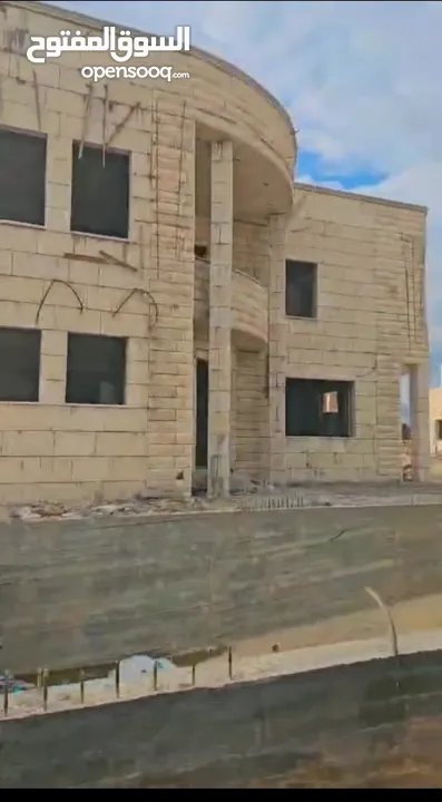 فيلا مكونة من طابقين مع بركة مع قطعة أرض للبيع