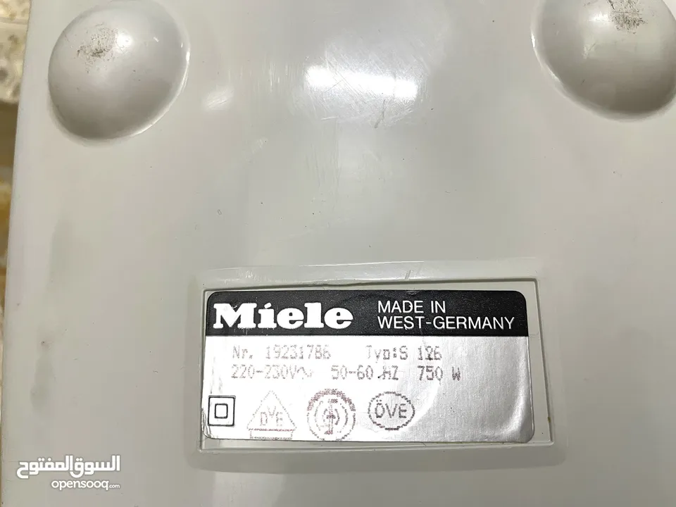 مكنسة كهرباءية للبيع ماركة ( Miele )