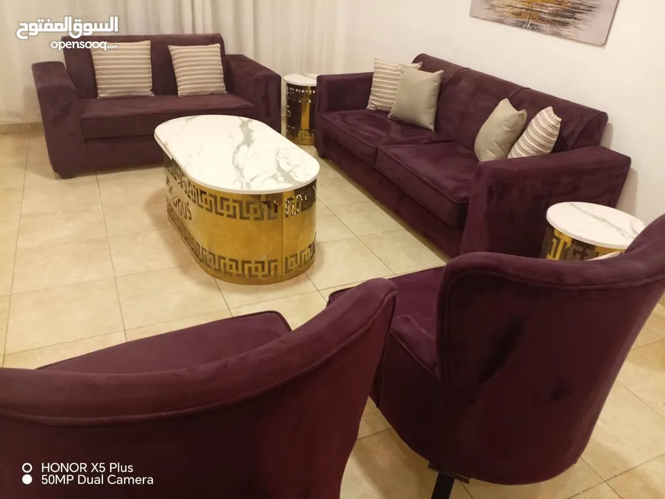 جلسة فاخرة بتصميم عصري وألوان ملكية! طقم كنب متكامل باللون العنابي الغني، قماش مخملي ناعم ومريح