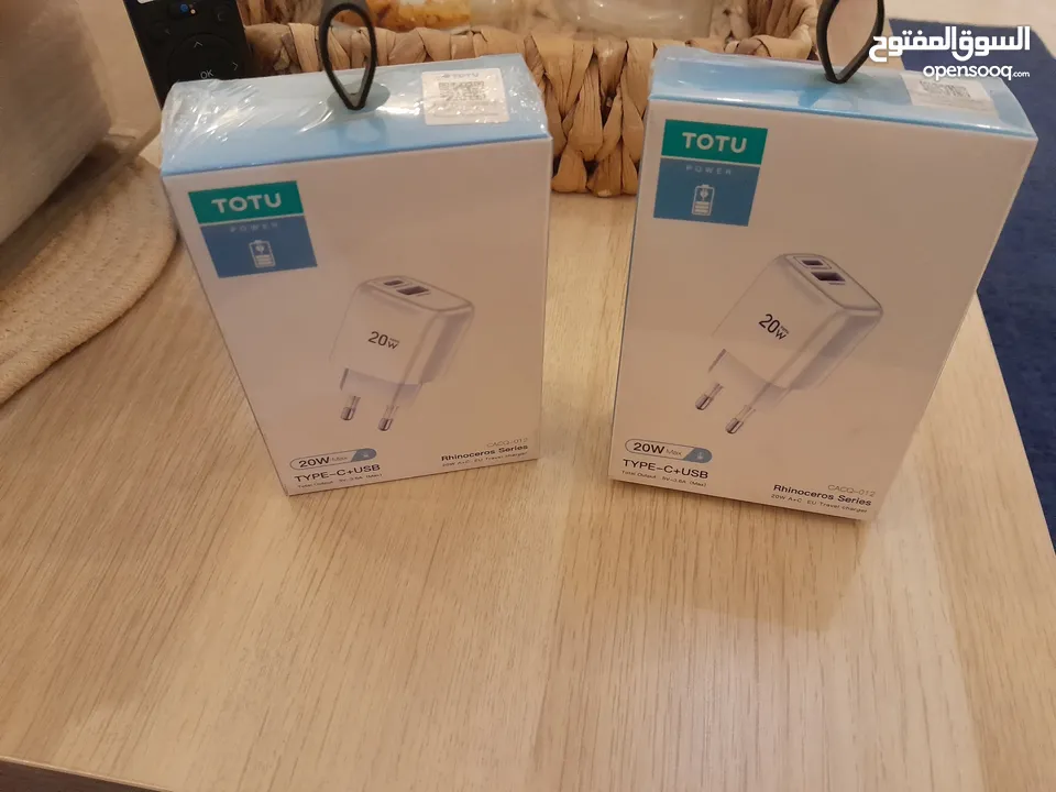 اكسسوارات ايفون pro max 15 لزقتين وعظمتين للشاحن وكفرين اشتريتهم كم هو موضح بالصور للبيع ويموت شاشة
