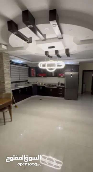 شقة غير مستخدمة عفش وادوات كهربائية جديدة وتدفئة مركزية راكبة مطبخ راكب وسعر مغري للسكن فوراً لجادين