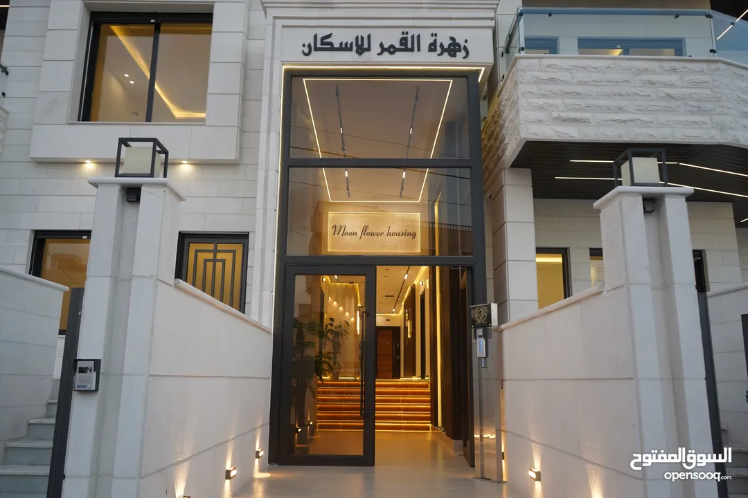 شقة طابق ثالث مع روف في مشروع زهرة القمر بإطلالة رائعة وتشطيبات عالية الجودة في موقع مميز