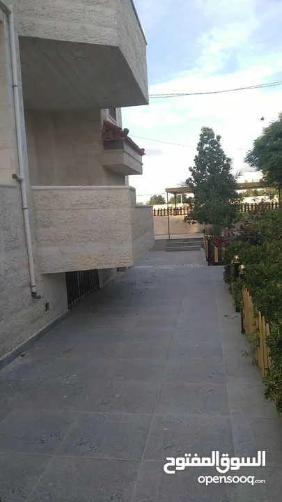 بيت مستقل للبيع مكون من طابقين