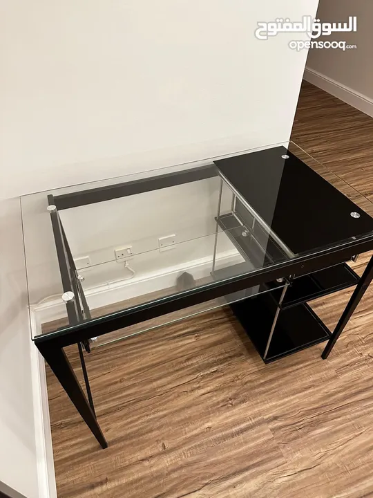 Office table for sale  طاولة مكتب للبيع