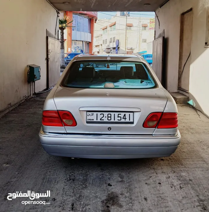 مرسيديس E200