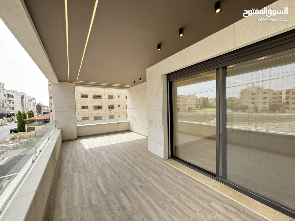 شقة مميزة طابق اول مساحة 214 م بتشطيبات مميزة باجمل مناطق رجم عميش مع بلكونات بنظام ترسات