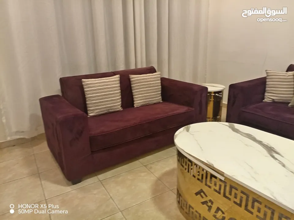 جلسة فاخرة بتصميم عصري وألوان ملكية! طقم كنب متكامل باللون العنابي الغني، قماش مخملي ناعم ومريح
