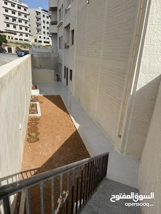 شقه طابق تسويه للبيع مساحه 145 داخلي وخارجي 100متر بموقع مميز في جبيهه حي المنصور