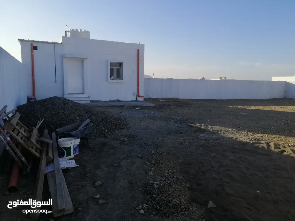 Land for rent   أرض الإيجار مسوره مع غرفة ومطبخ ودورةمياه
