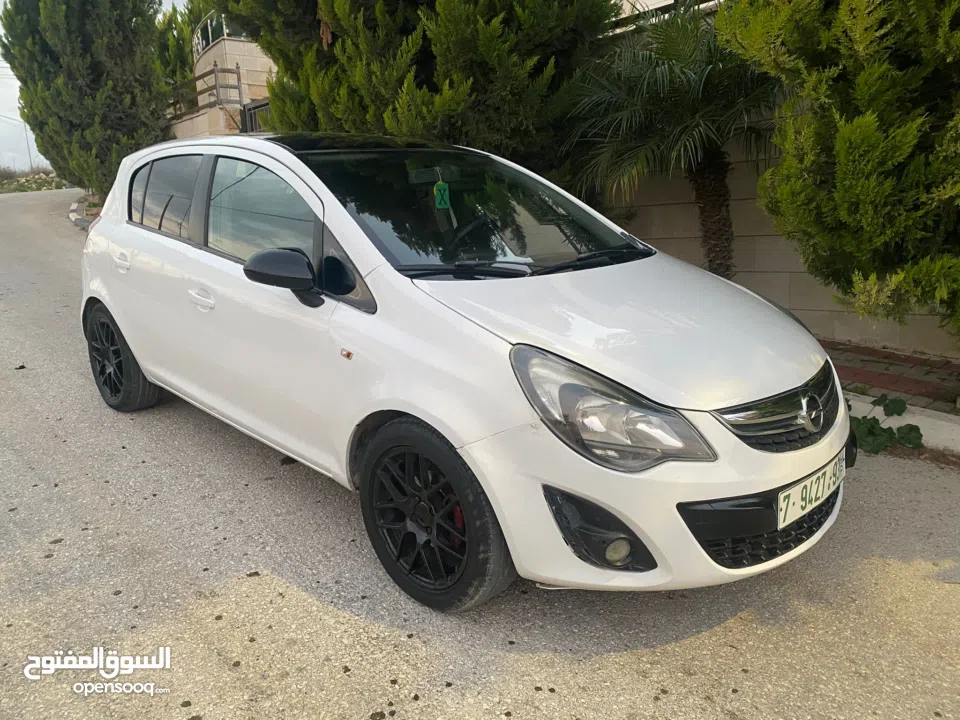 اوبل كورسا اتوماتيك. 2015. الماني. مطور 1400 بنزين. تامين وترخيص لشهر 5. جنط اسود مميز.سقف اسود. شاش