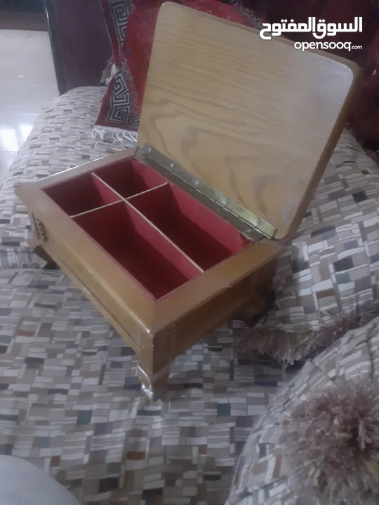 صندوق خشبي مدهون لامع رائع للمجوهرات والأشياء الثمينه .صندوق ثقيل  ومرتب
