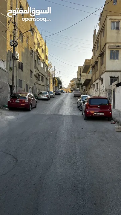 سوبر ماركت على الشارع الرئيسي في جبل الجوفة للبيع خلو