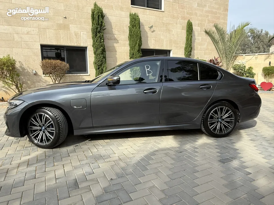 ترخيص 2022 BMW  330e  محرك 2000 هايبرد plug in/يقطع على الشحنه 50 كيلو متر  297 حصان