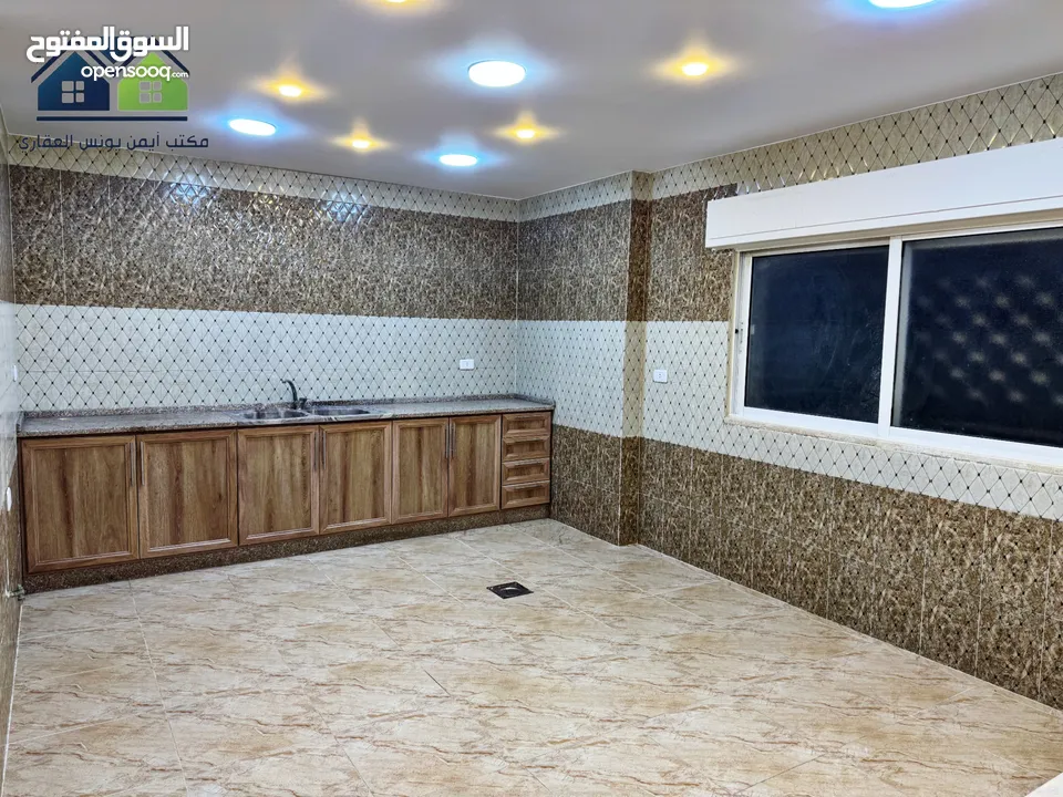 شقة للبيع في اجمل مواقع الزرقاء شارع 26 على الشارع الرئيسي من ((( المالك مباشرة )))