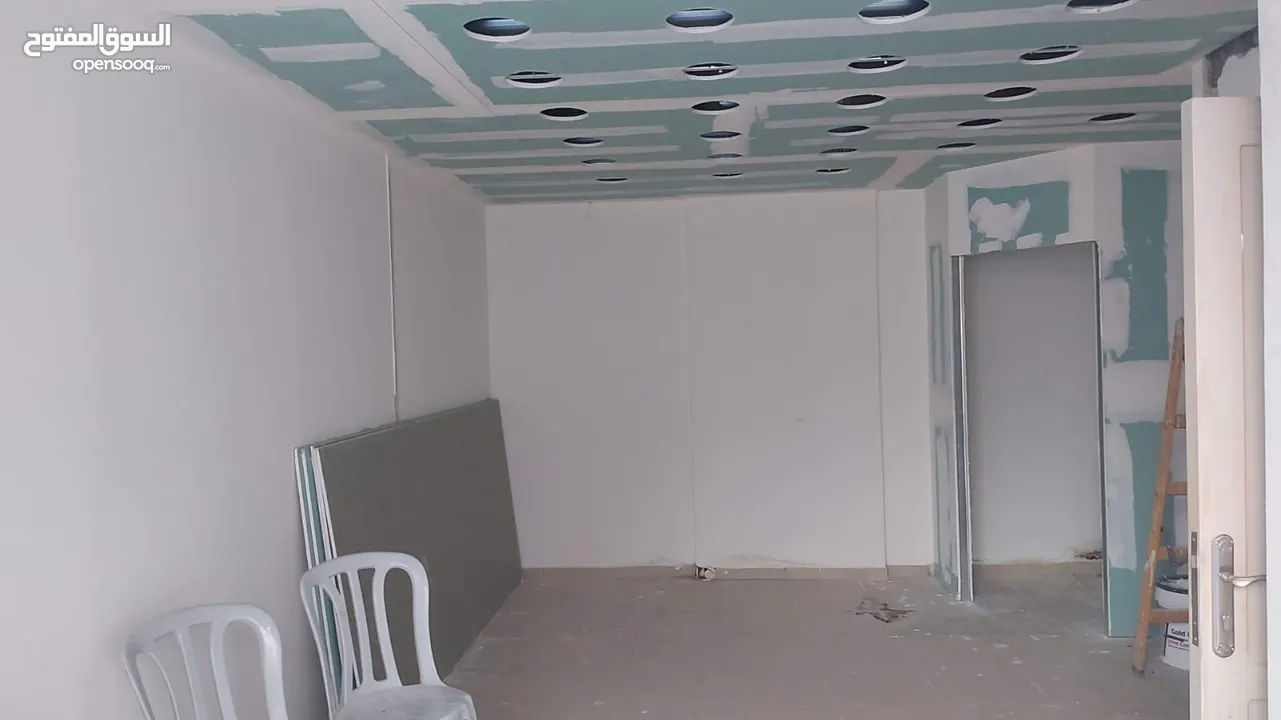 محل للبيع بالخلو مساحة 22 كتر مربع و نصف ، عليه سدة ع نصف المحل، عل شارع وسط البلد رام الله ، يبعد ع