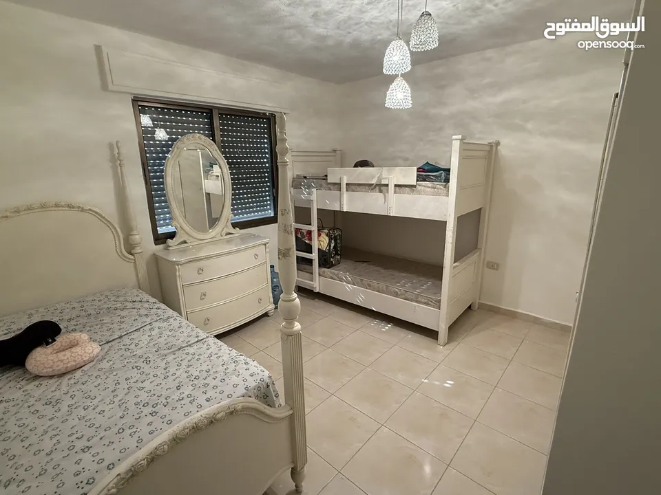 شقة مميزة طابق ثالث مع روف 3 غرف نوم 3 حمامات مفروشة للبيع