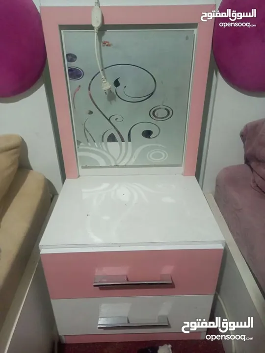 غرفة نوم شبابية شبه جديدة