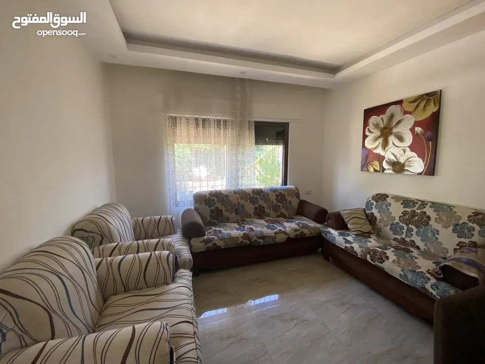 طقم كنب فاخر تفصيل مستعمل استعمال خفيف الاسفنج مضغوط وثقيل .. خشب صلب .. الطقم غير مستهلك الا قليلا