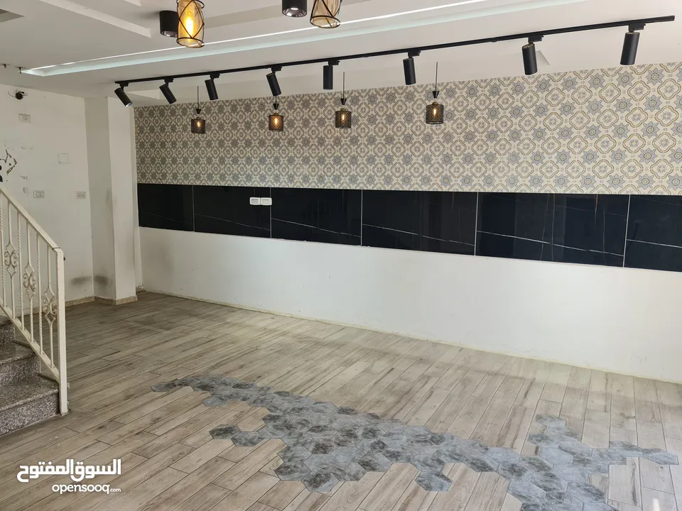 محل تجاري جاهز للايجار بالقرب من وسط البلد في مدينة الخليل مع واجهة على الشارع الرئيسي